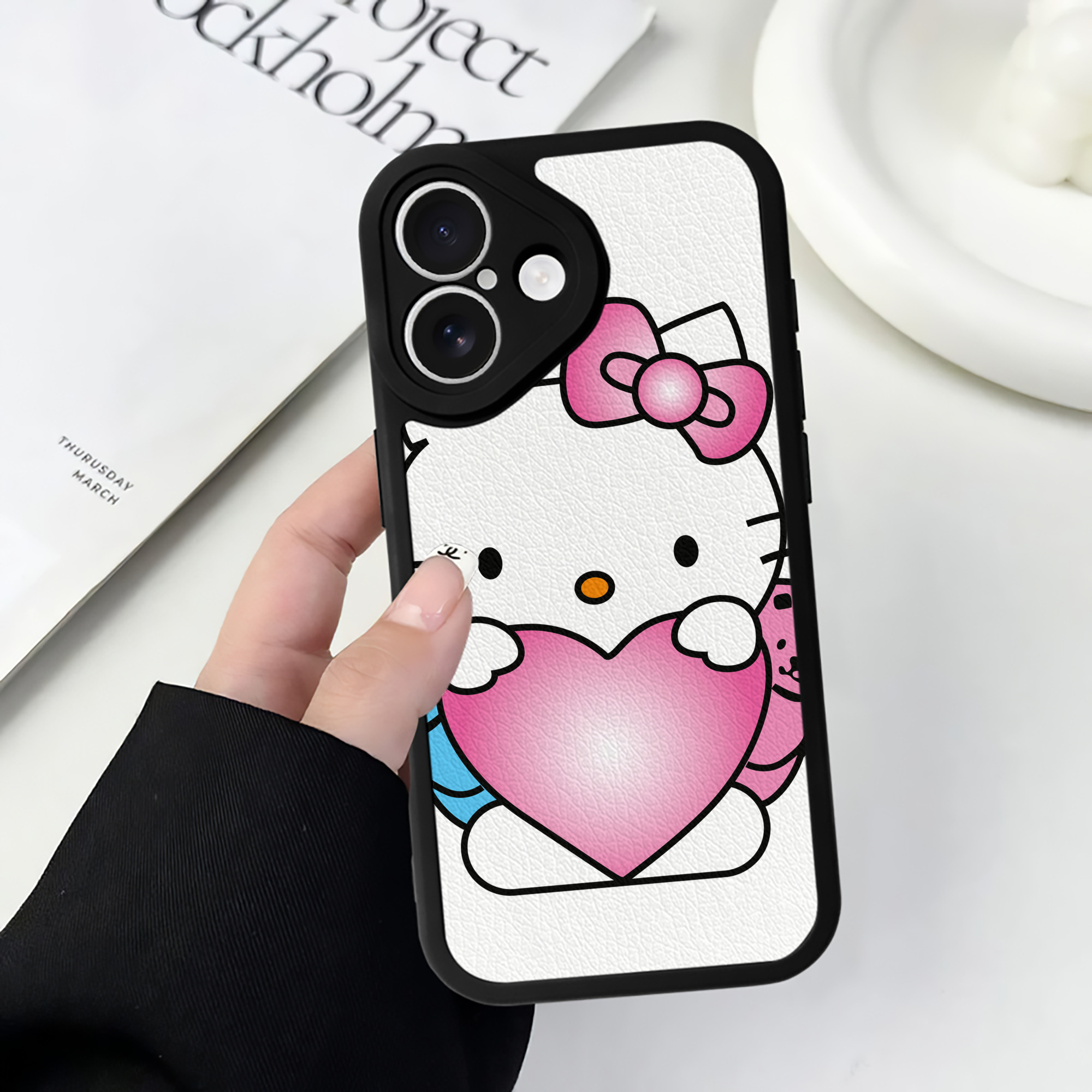 （画像用） Hello Kitty ハローキティ 【iPhone 16シリーズ対応】シリコンスマホケース（レザー調） 材質：シリコン